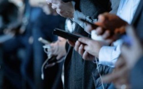 去中心化社交协议： Nostr 向左， Farcaster 向右