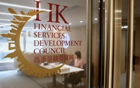 告别“超级联系人”：香港的“全球枢纽”野心，正与新加坡、纽约争夺什么？